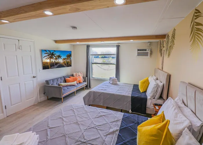 Brandnew 2023 Lakefront Apt